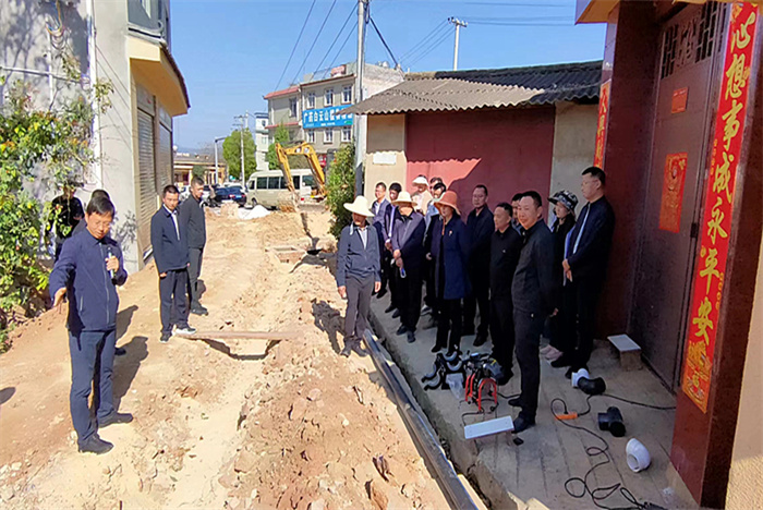 双柏县赴楚雄市考察学习农村生活污水治理工作经验(图1)