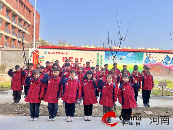 爱绿护绿争做环保小卫士——驻马店市第四小学举行2024年植树节主题活动(图1)