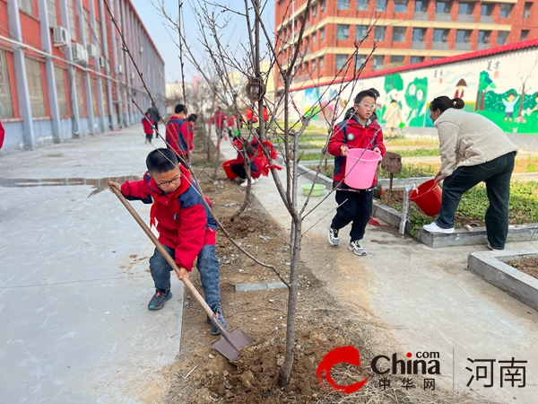 爱绿护绿争做环保小卫士——驻马店市第四小学举行2024年植树节主题活动(图3)