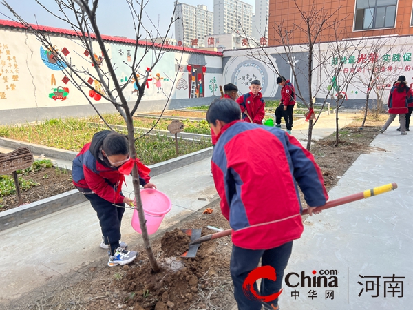 爱绿护绿争做环保小卫士——驻马店市第四小学举行2024年植树节主题活动(图4)