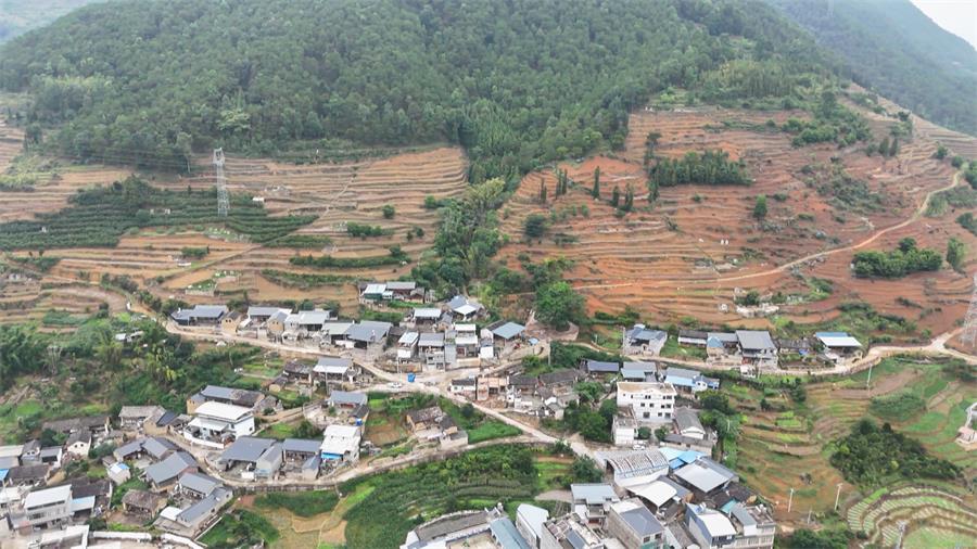云南保山：因地制宜探索农村污水治理“龙陵模式”_新华网(图2)