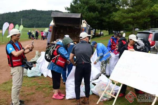 2024年“清洁十峰洁净山野爱我昆明”户外登山环保行动在云南嵩明最高峰举行(图2)