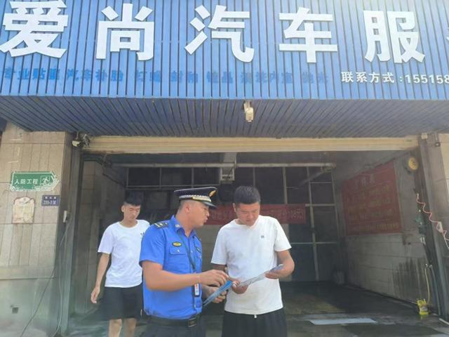 双桥中队开展“守生态底线筑污水防线”宣传活动(图1)