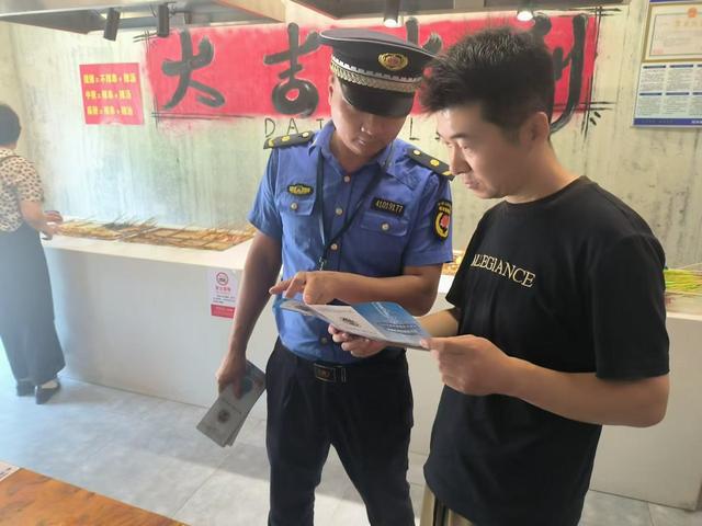 双桥中队开展“守生态底线筑污水防线”宣传活动(图2)