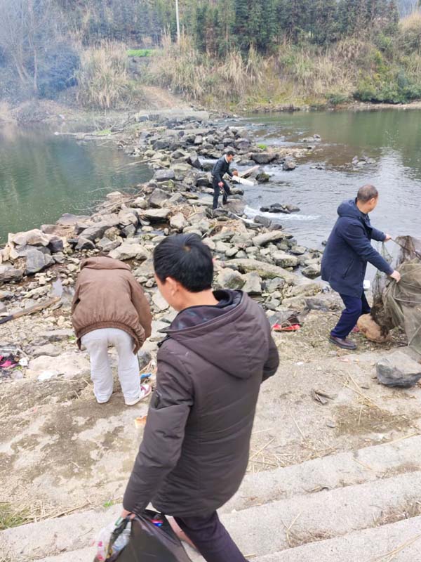 黎平县洪州镇：抓点控线扩面推进河道治理(图2)