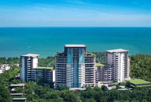 三亚海棠湾君悦酒店玫瑰海洋环保主题圣诞树开启浪漫节日季(图1)