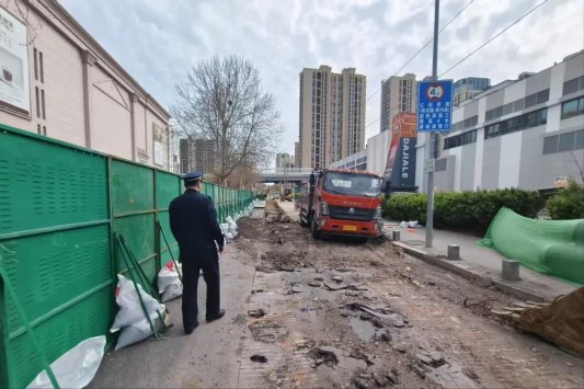 筑牢“安全防线”护航“民生动脉”‌——青岛市城市管理局做好水气暖管网改造施工执法保障工作(图2)