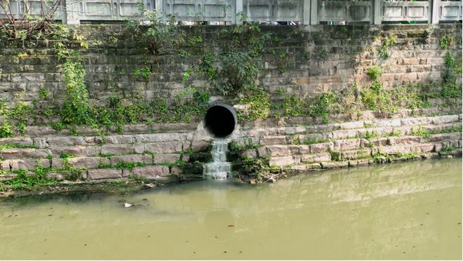 典型案例重庆市生活污水处理能力不足一些地方仍然存在污水溢流问题(图4)