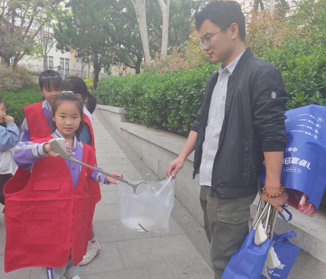 童心护绿行环保种子心中埋——青岛四方实验小学2024级2班萌娃的“仁者公益行”初体验(图5)