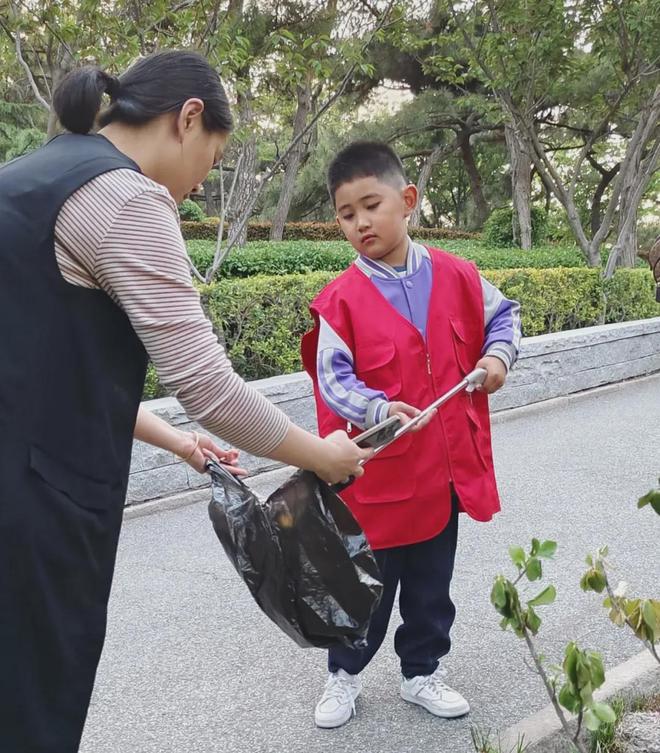 童心护绿行环保种子心中埋——青岛四方实验小学2024级2班萌娃的“仁者公益行”初体验(图4)