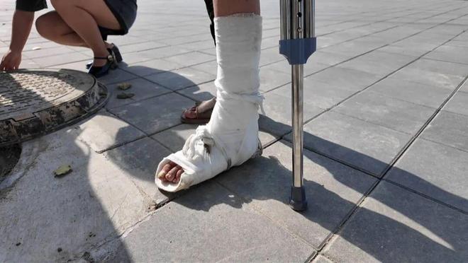 记者帮忙市民坠入无盖窨井导致骨折这井到底谁负责？(图1)