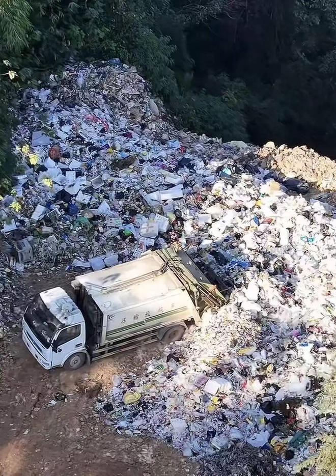 通报“大量垃圾直排天坑溶洞”(图2)