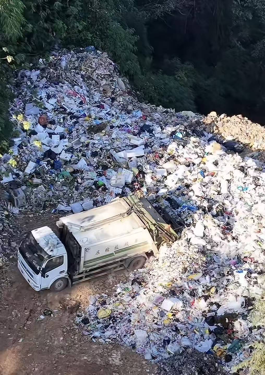 云南澜沧县被指将大量垃圾直排天坑溶洞：已展开清理(图2)